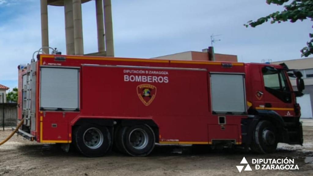Un cambión de los Bomberos de la DPZ trasladando agua a los municipios.