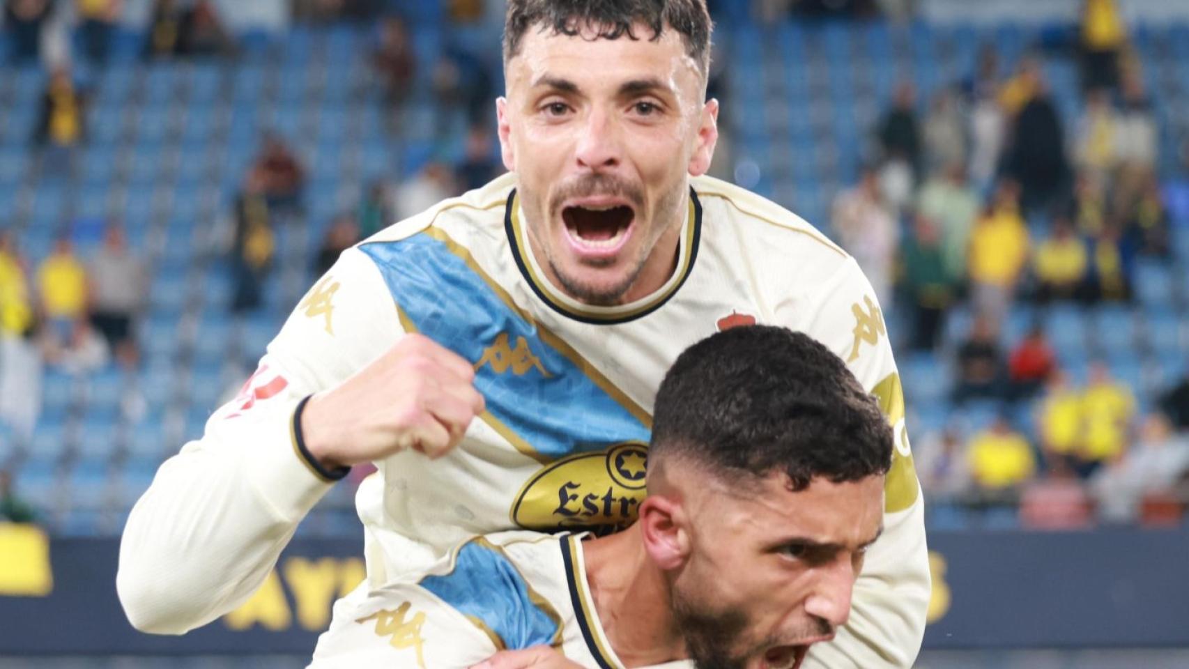 La plantilla blanquiazul celebra una victoria que mantiene vivo el sueño del ascenso directo