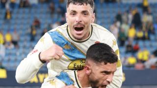 La plantilla blanquiazul celebra una victoria que mantiene vivo el sueño del ascenso directo
