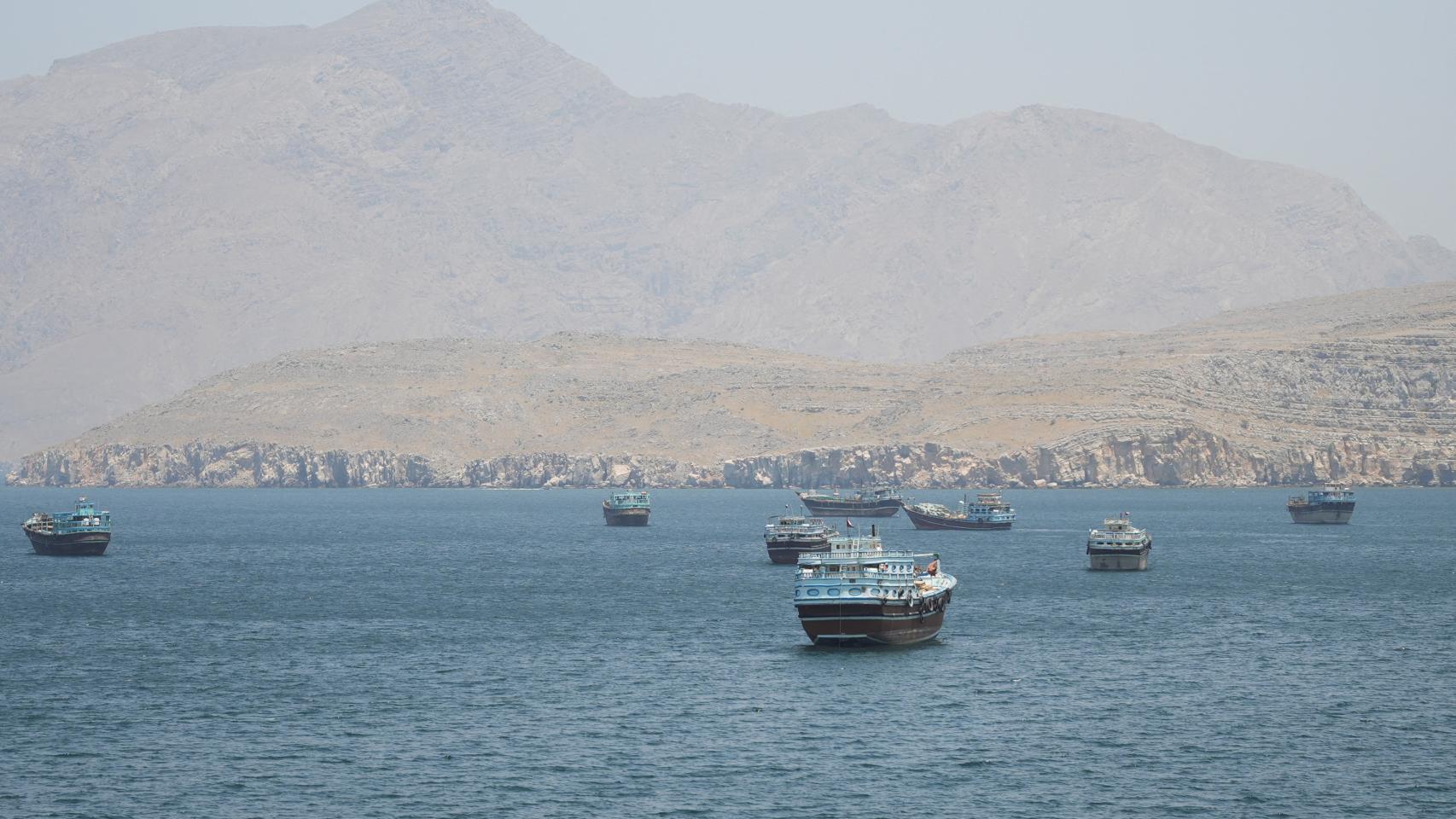 Buques en el estrecho de Ormuz, Musandam, Omán, 8 de mayo de 2026.