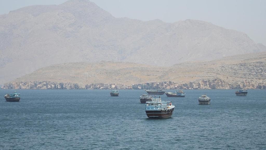 Buques en el estrecho de Ormuz, Musandam, Omán, 8 de mayo de 2026.