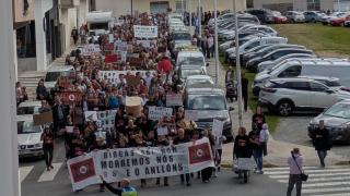 Cientos de vecinos recorrieron este sábado las calles de A Laracha para mostrar su rechazo a la planta de biogás