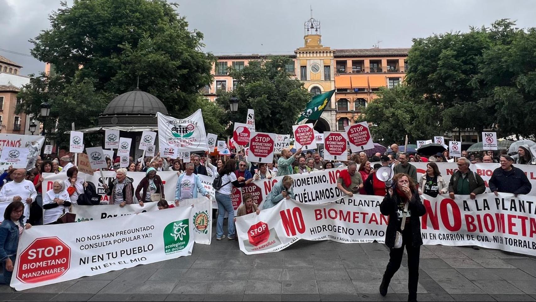 La manifestación contra las plantas de biometano se ha celebrado en la plaza de Zocodover, en Toledo.