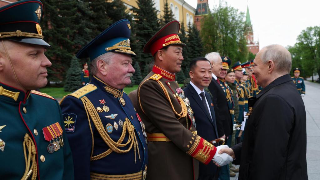 El presidente ruso Vladimir Putin estrecha la mano del coronel superior del Ejército Popular de Corea, Chae Yun Un.