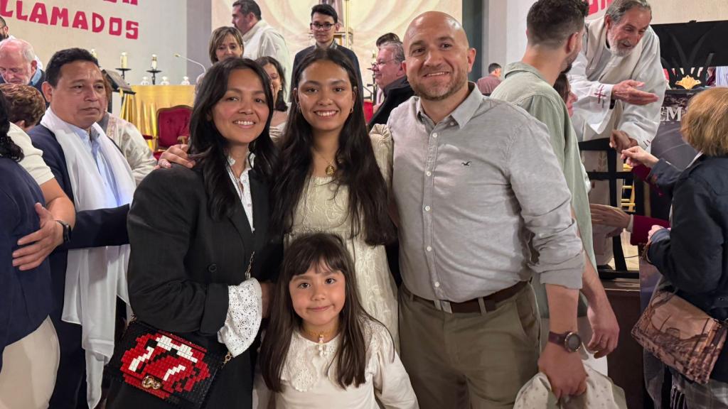 Nazaret junto a su familia tras recibir los sacramentos.