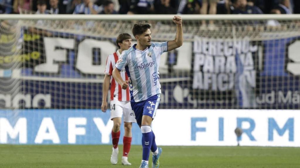 Chupe celebra su gol contra el Sporting de Gijón en La Rosaleda.