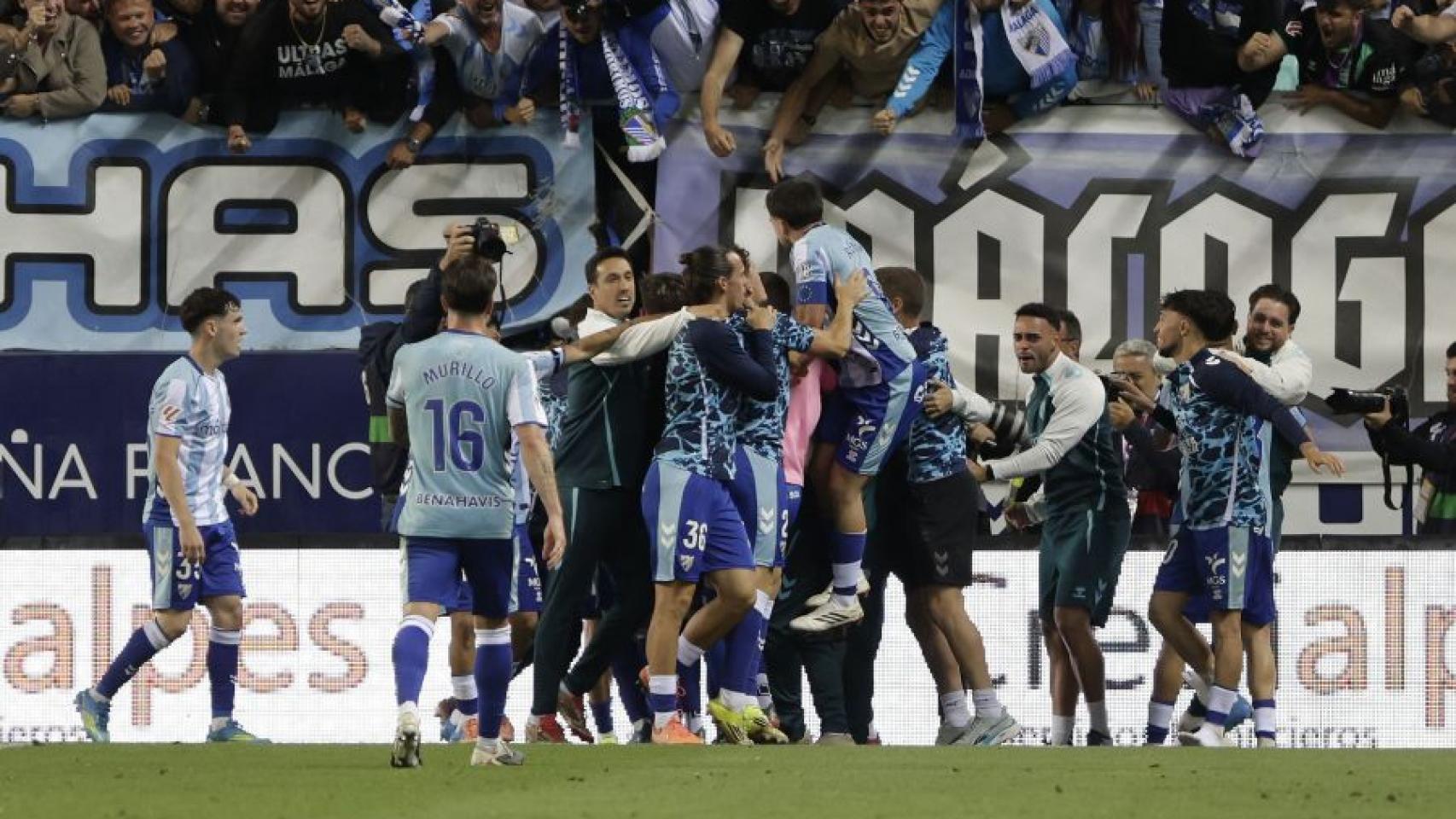 Los jugadores del Málaga CF celebran el gol de la victoria contra el Sporting de Gijón de la jornada 39 de Segunda División. 
