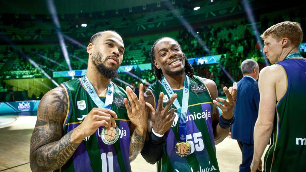 Cobbs y Perry celebran el tercer puesto del Unicaja en la BCL