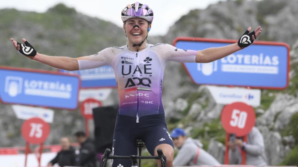 Paula Blasi celebra su triunfo en La Vuelta Femenina.