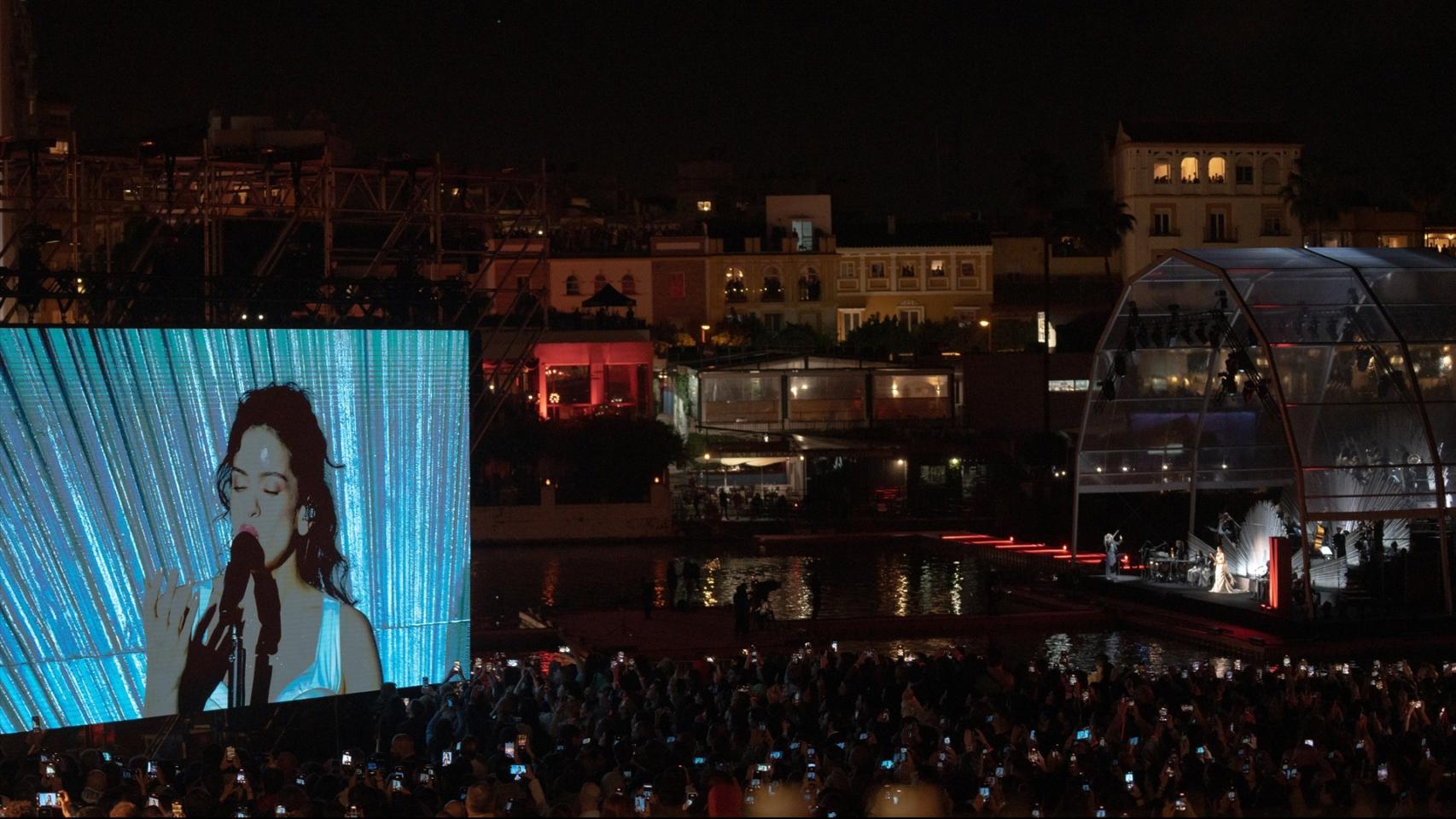 Rosalía, durante su actuación en la gala ‘Jarana en el Guadalquivir' por la premiere global de 'Berlín y la dama del armiño'.