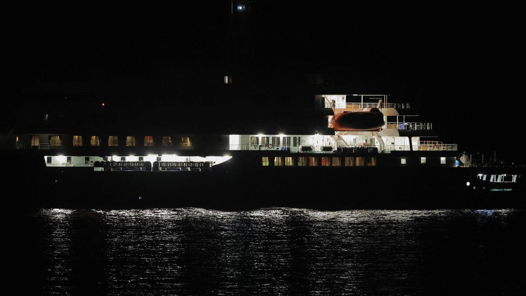 Hantavirus, última hora del crucero MV Hondius, hoy en directo | El barco ya fondea en Tenerife y los pasajeros esperan a ser desembarcados