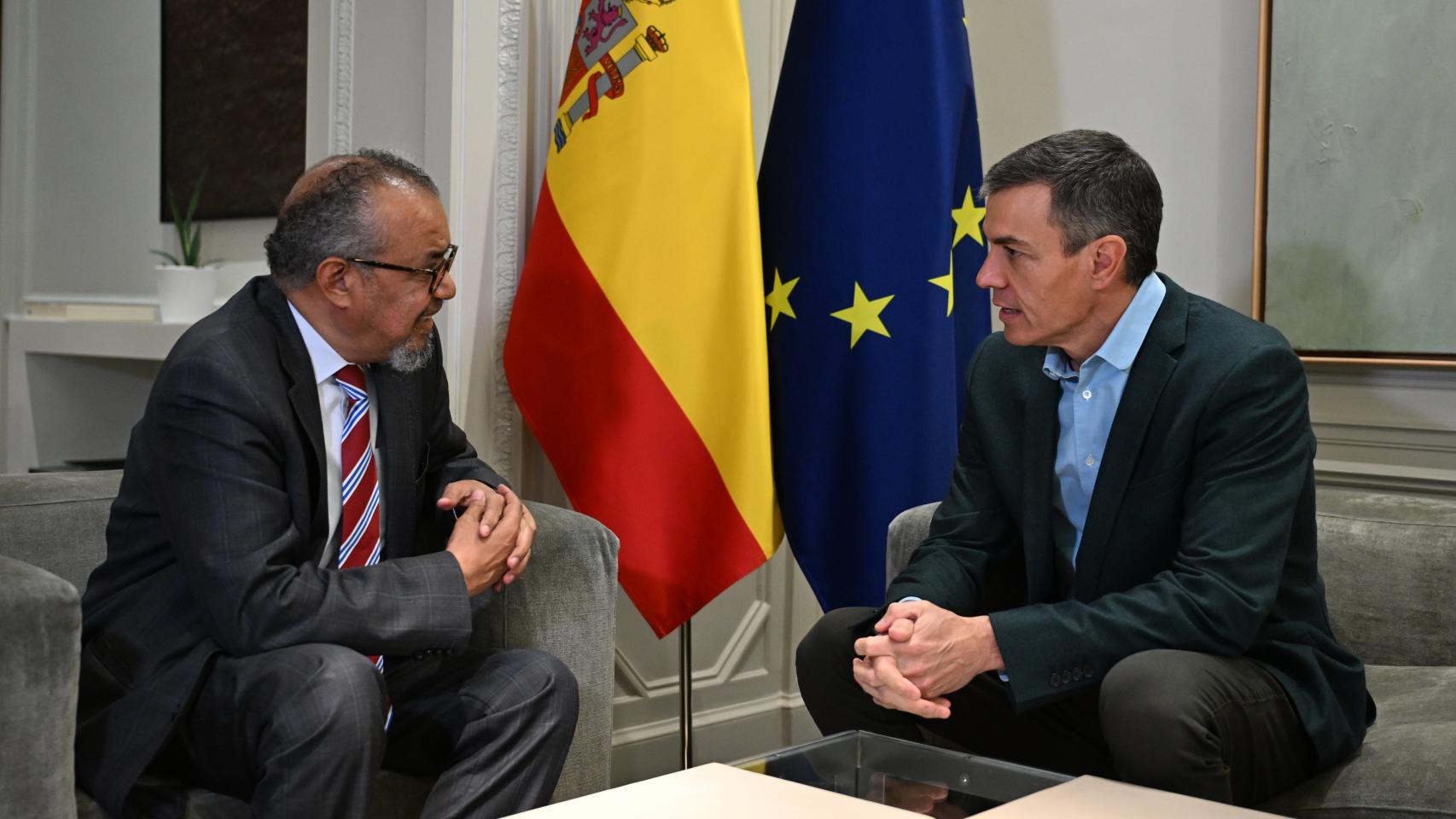 El presidente del Gobierno, Pedro Sánchez, con el director general de la Organización Mundial de la Salud, Tedros Adhanom Ghebreyesus.