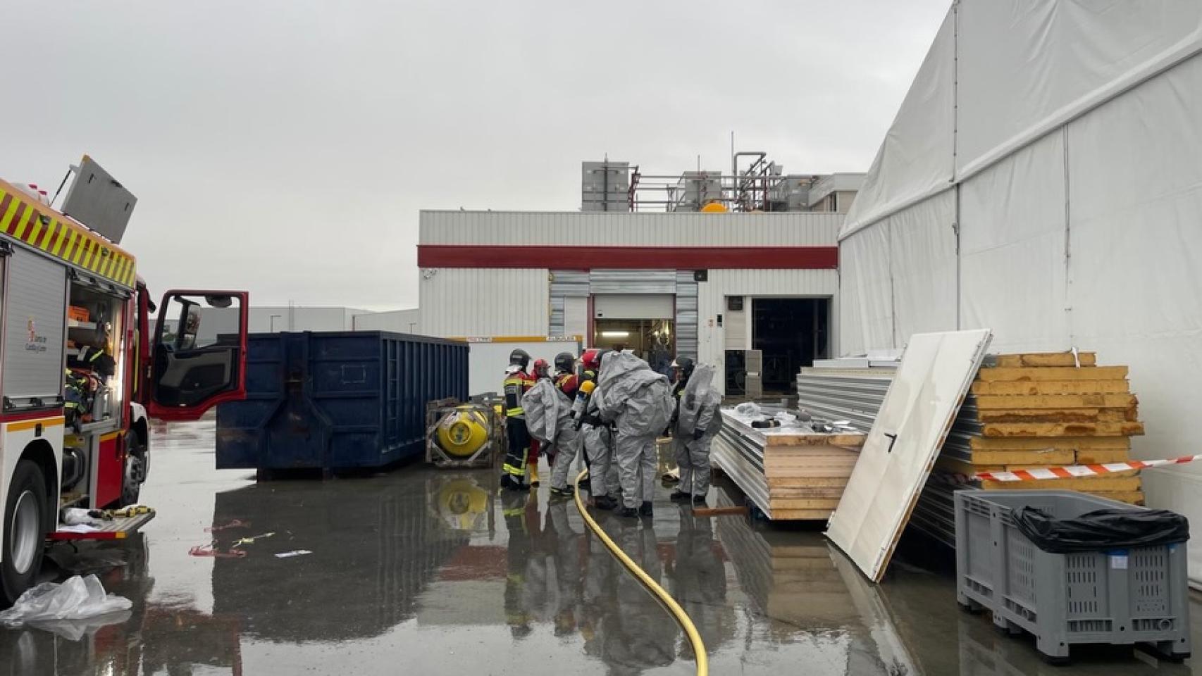 Imagen de los Bomberos de la Diputación de Zamora en las instalaciones de la empresa afectada por la fuga de amoniaco.