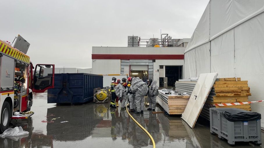 Imagen de los Bomberos de la Diputación de Zamora en las instalaciones de la empresa afectada por la fuga de amoniaco.