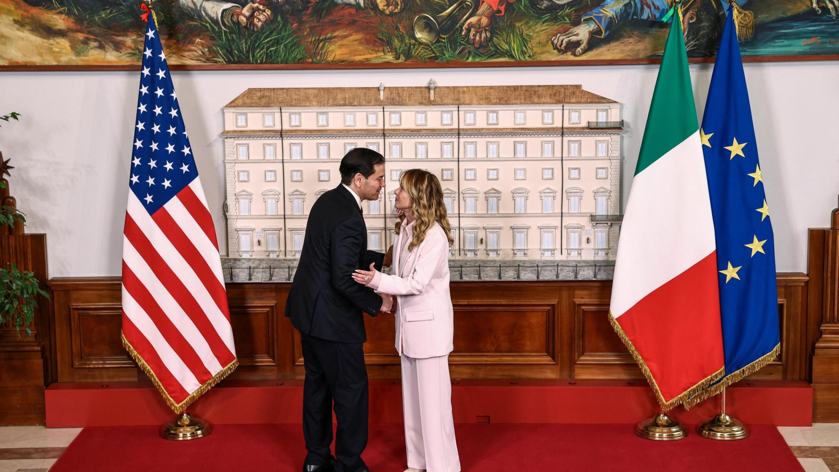 La primera ministra italiana Giorgia Meloni recibe al Secretario de Estado, Marco Rubio.