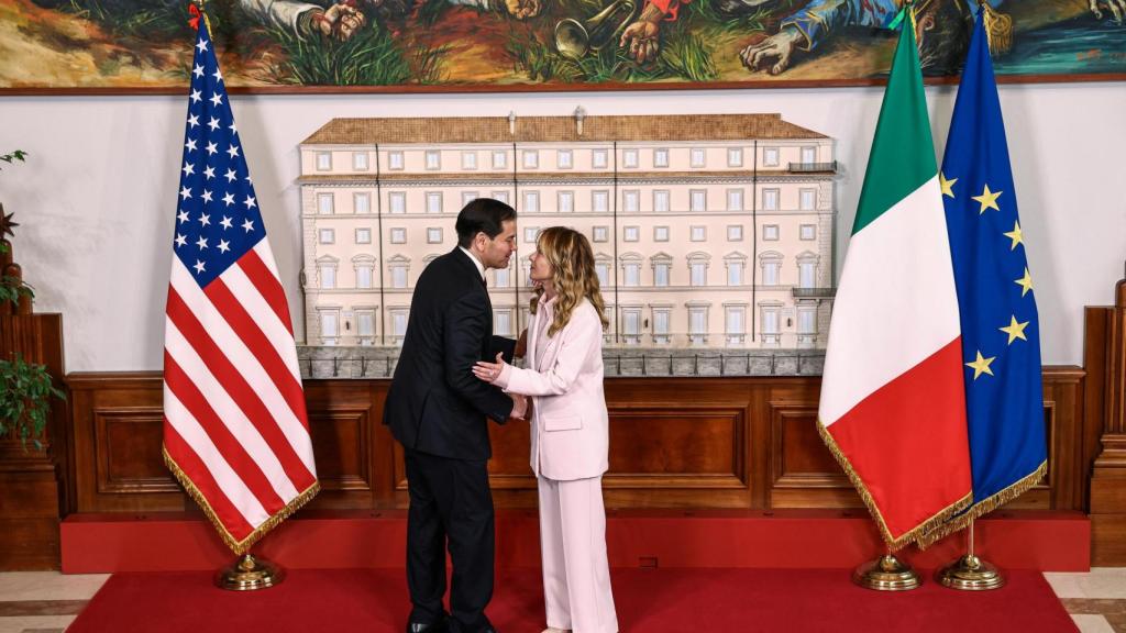 La primera ministra italiana Giorgia Meloni recibe al Secretario de Estado, Marco Rubio.
