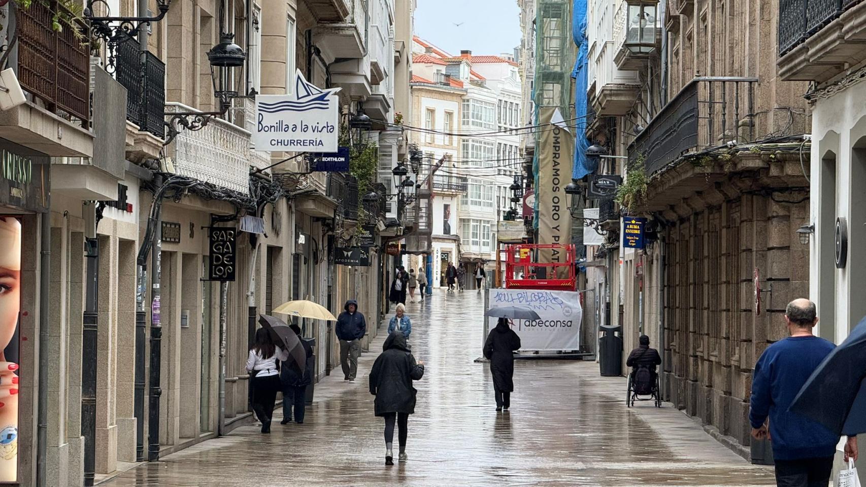 La lluvia vuelve a ser protagonistas este domingo en las calles de A Coruña
