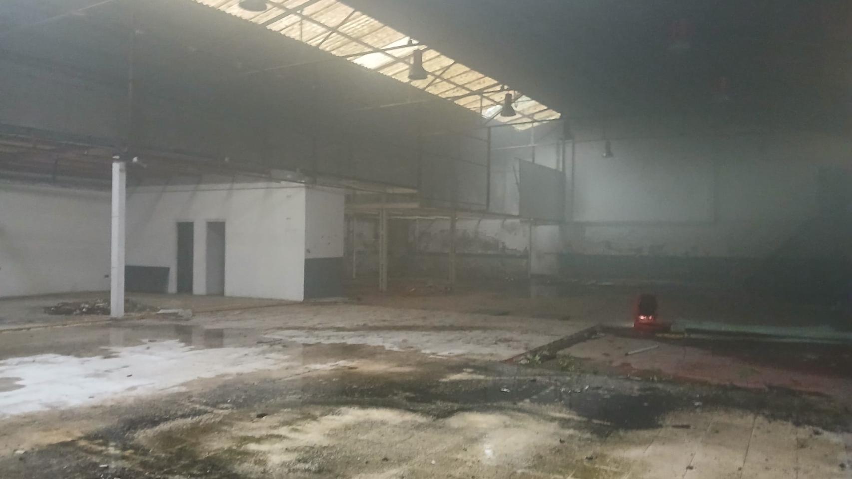Interior de la nave del antiguo concesionario Opel de Oleiros tras el incendio