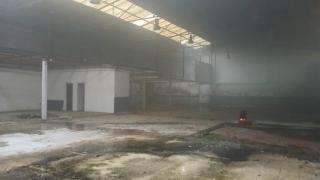 Interior de la nave del antiguo concesionario Opel de Oleiros tras el incendio