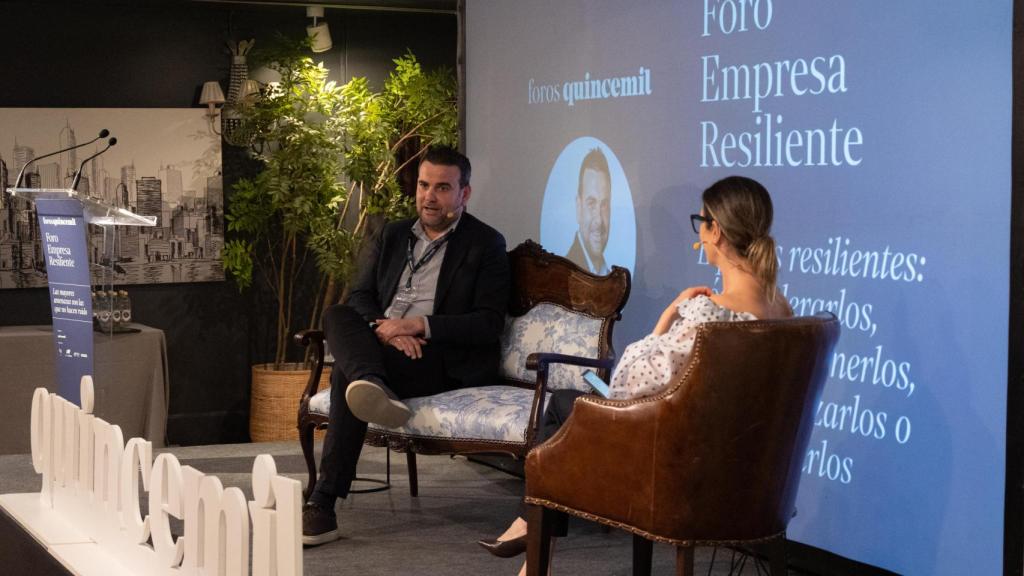 El CEO de Dest People, Diego Incio, habla con la comunicadora Mónica Martínez en el Foro Empresa Resiliente