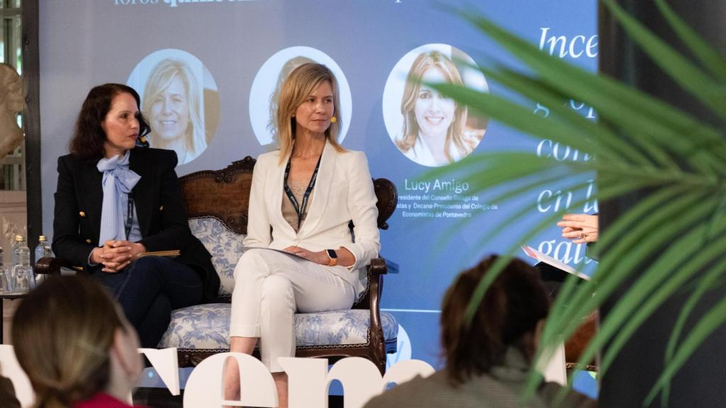Rosa Mary Cardeso, secretaria general de la Cámara de Comercio de Santiago de Compostela, y María Borrás, presidenta del Círculo de Empresarios de Galicia, en la mesa redonda del Foro Empresa Resiliente organizado por Quincemil