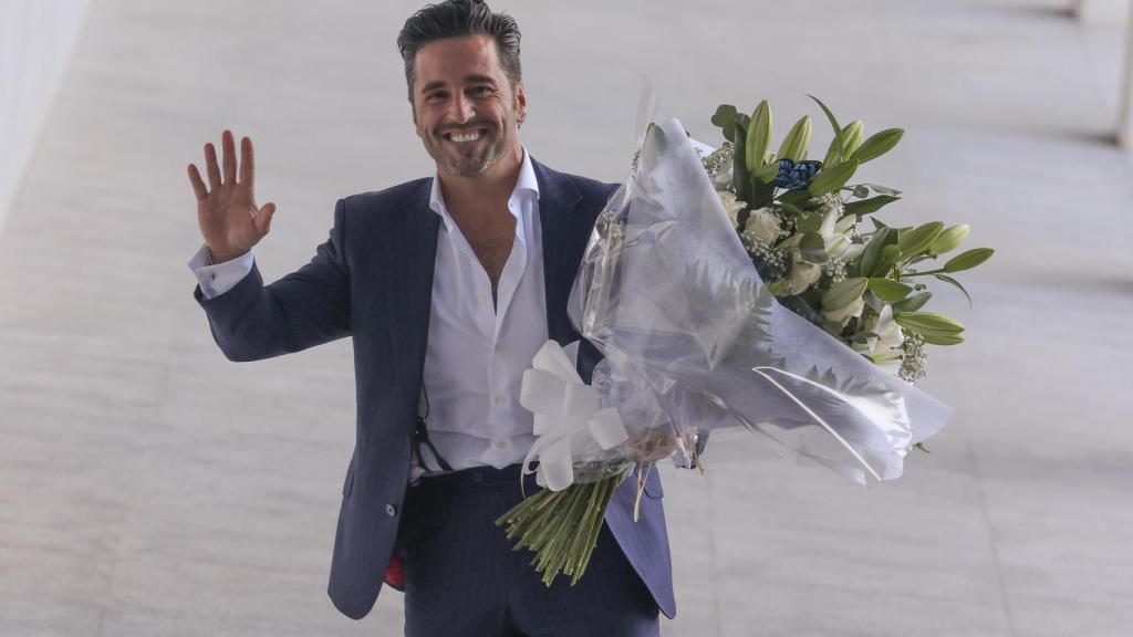 El cantante, llegando al evento.