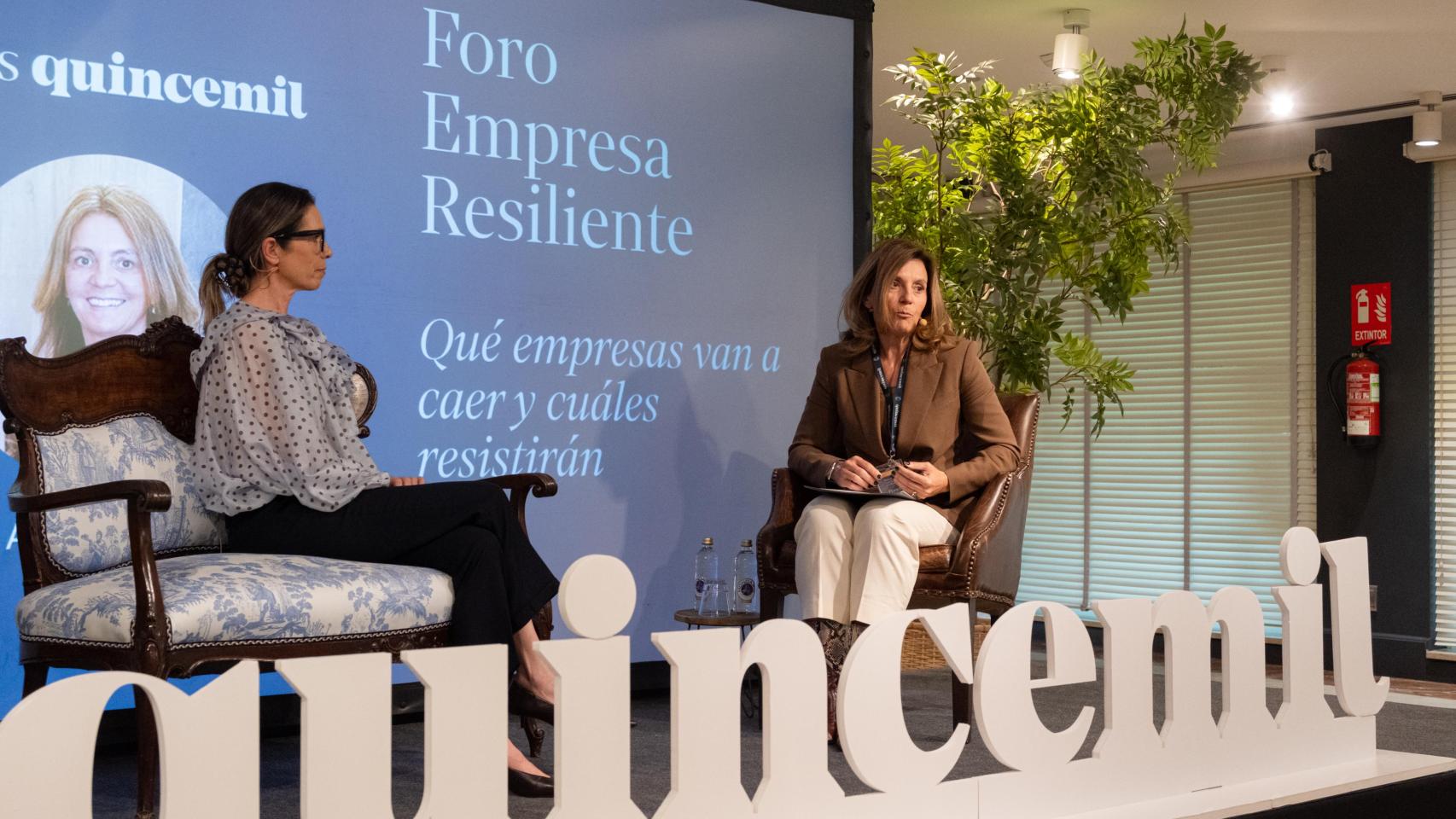 Ángeles Ríos, presidenta de AEGA, conversa con la periodista Mónica Martínez en el Foro Empresa Resiliente organizado por Quincemil