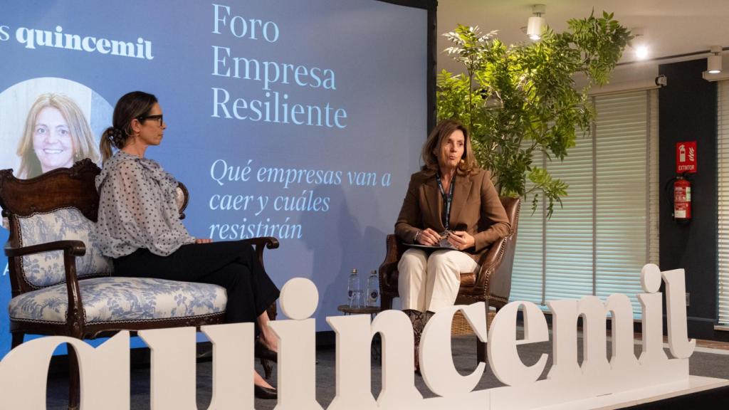 Ángeles Ríos, presidenta de AEGA, conversa con la periodista Mónica Martínez en el Foro Empresa Resiliente organizado por Quincemil