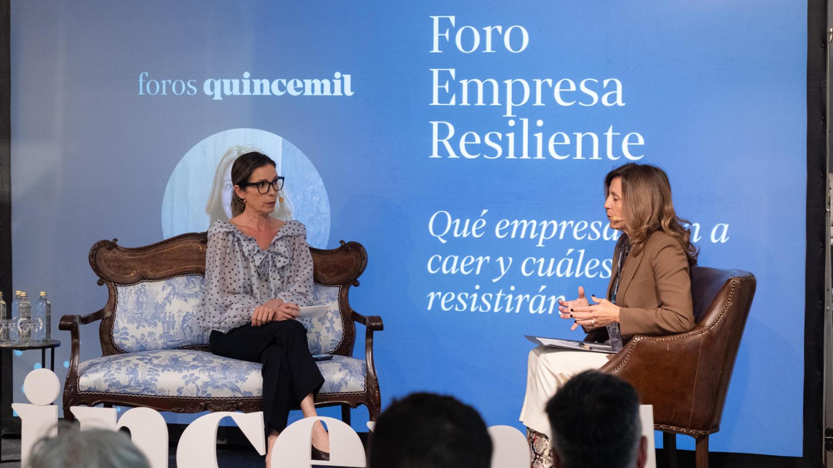 Ángeles Ríos, presidenta de AEGA, conversa con la periodista Mónica Martínez en el Foro Empresa Resiliente organizado por Quincemil