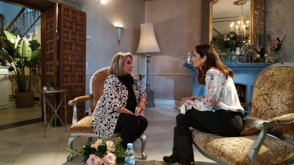 Silva junto a la periodista toledana Esther Esteban, presidenta ejecutiva de EL ESPAÑOL de Castilla-La Mancha.