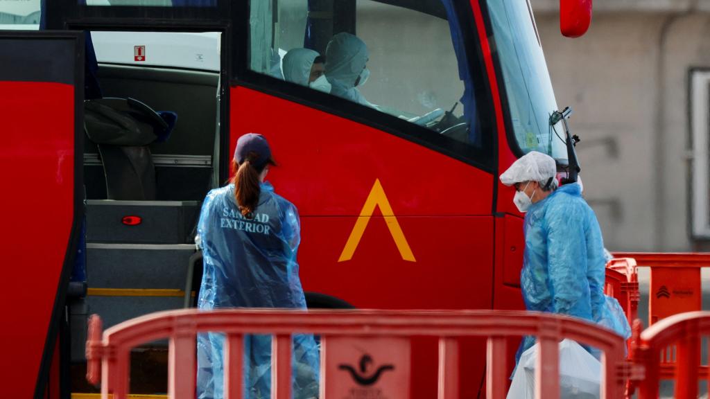 Un pasajero del MV Hondius sube al bus de la UME en Tenerife.