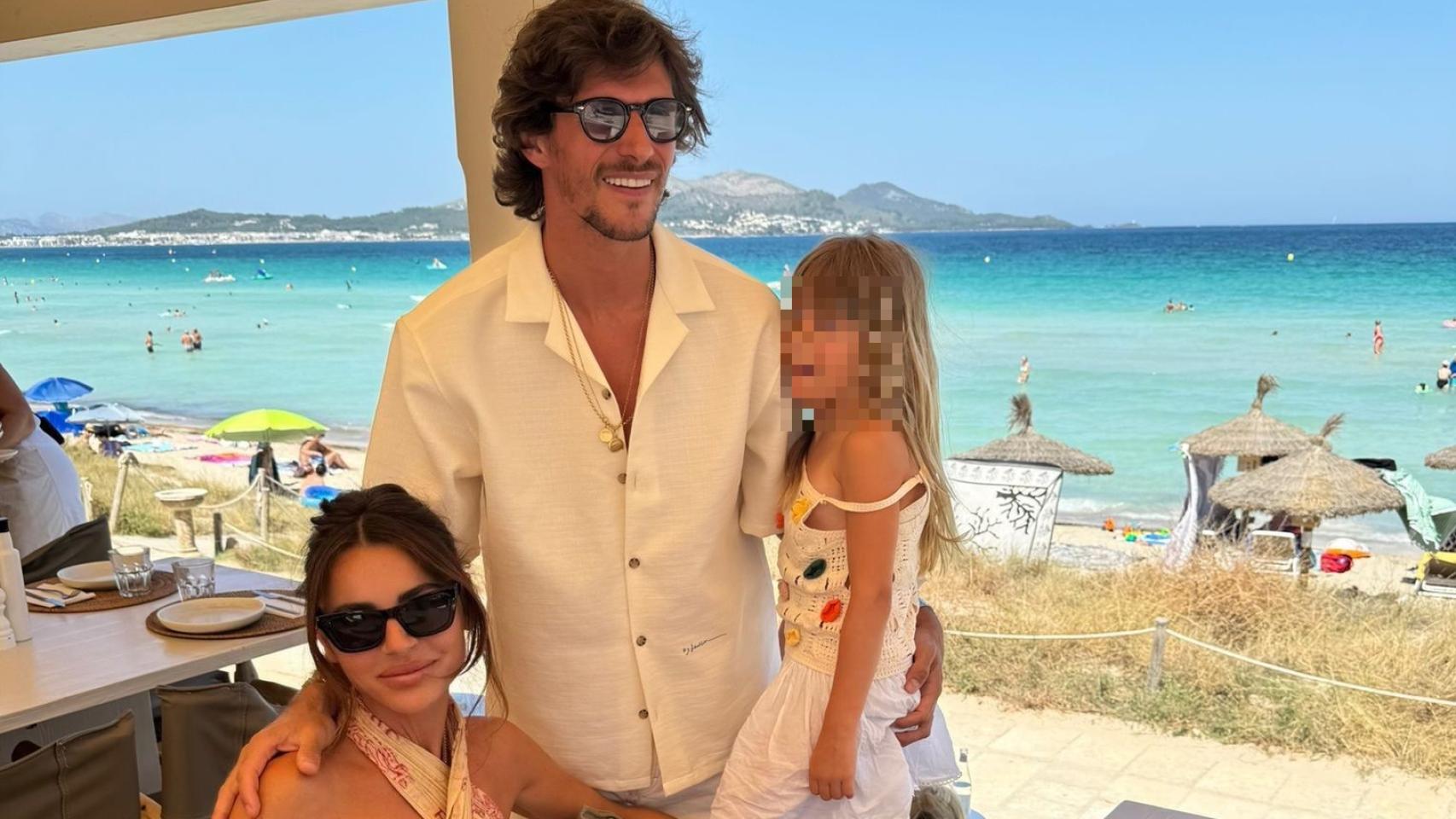 Jake Hall junto a su expareja y la hija de ambos en común, River. 