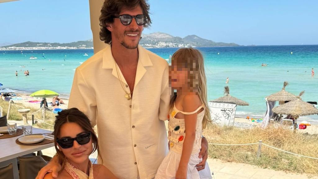 Jake Hall junto a su expareja y la hija de ambos en común, River. 