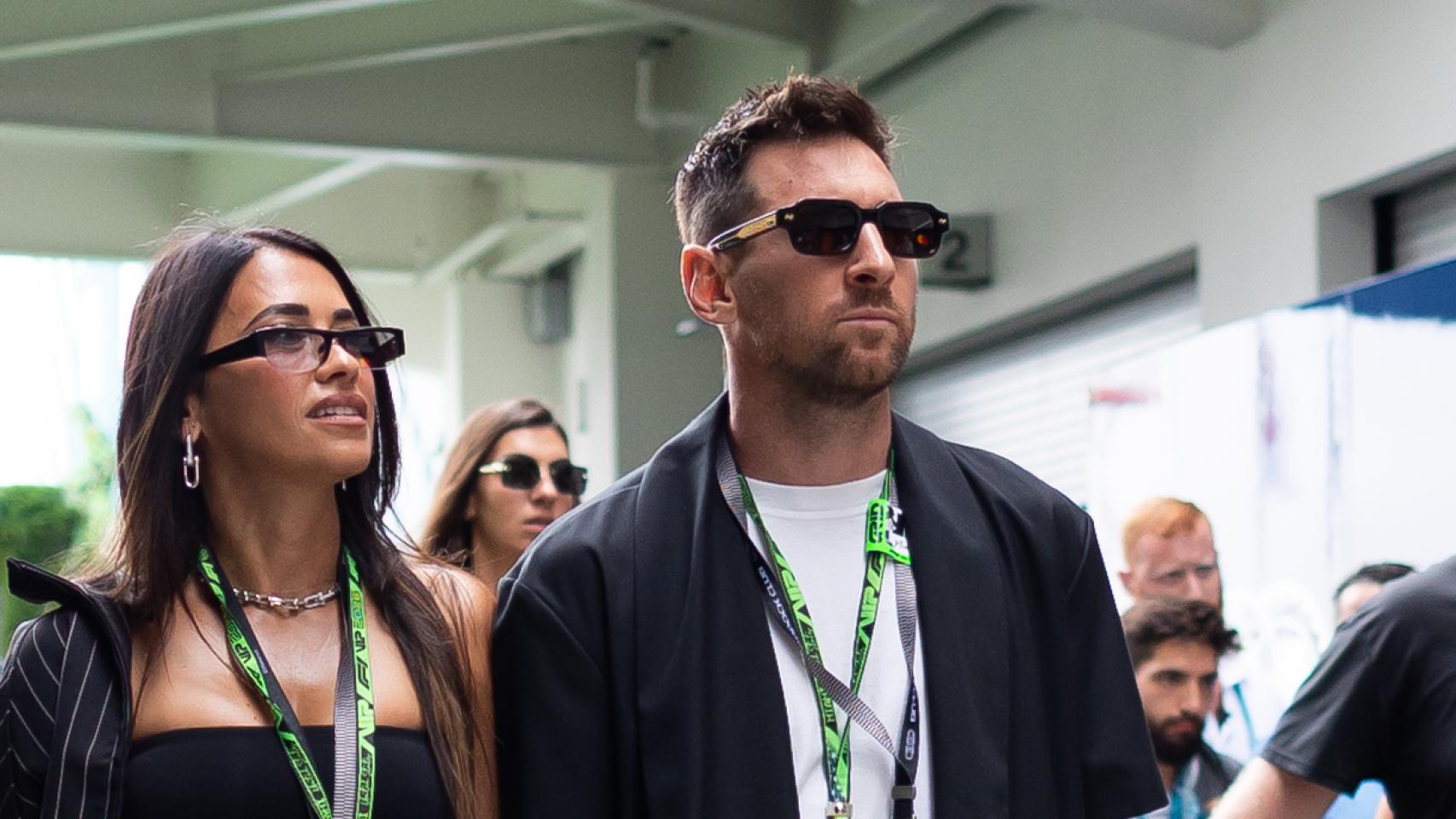 Antonella Roccuzzo y Leo Messi, en el paddock de la F1 en Miami