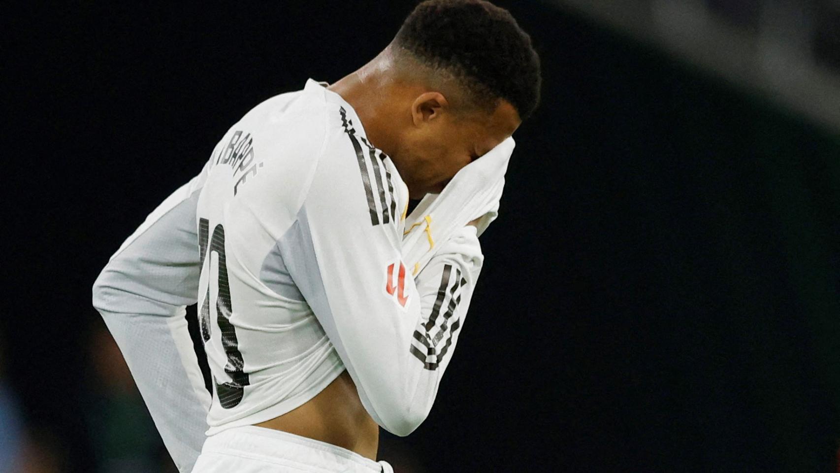 Kylian Mbappé, lamentándose durante un partido con el Real Madrid