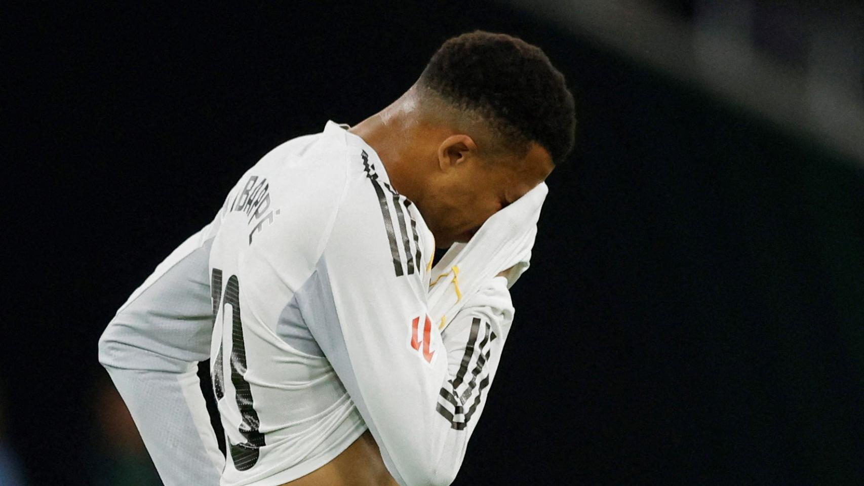 Kylian Mbappé, lamentándose durante un partido con el Real Madrid