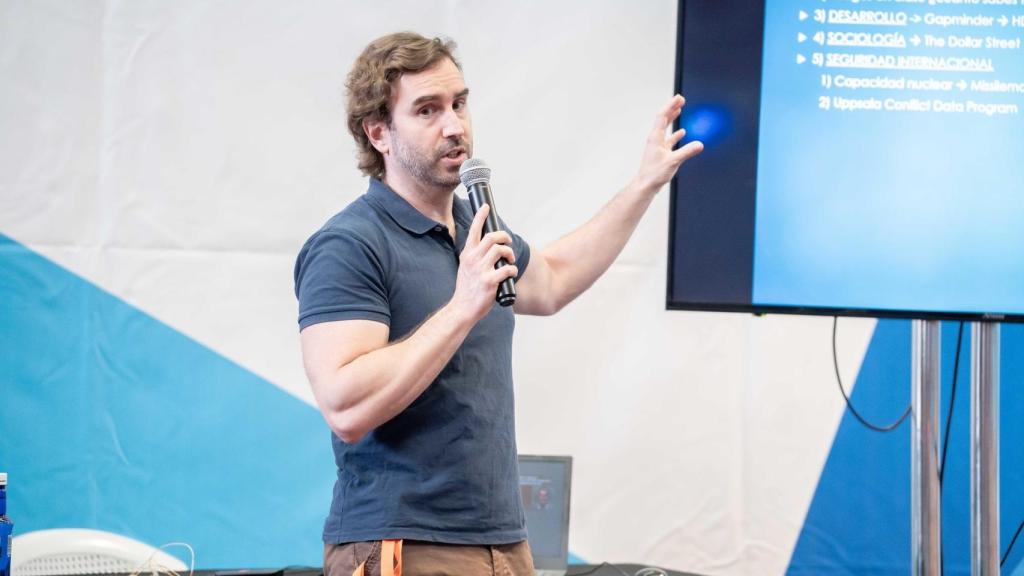 El profesor López Aranguren explica el concepto en una conferencia del Euskal Encounter de Bilbao.