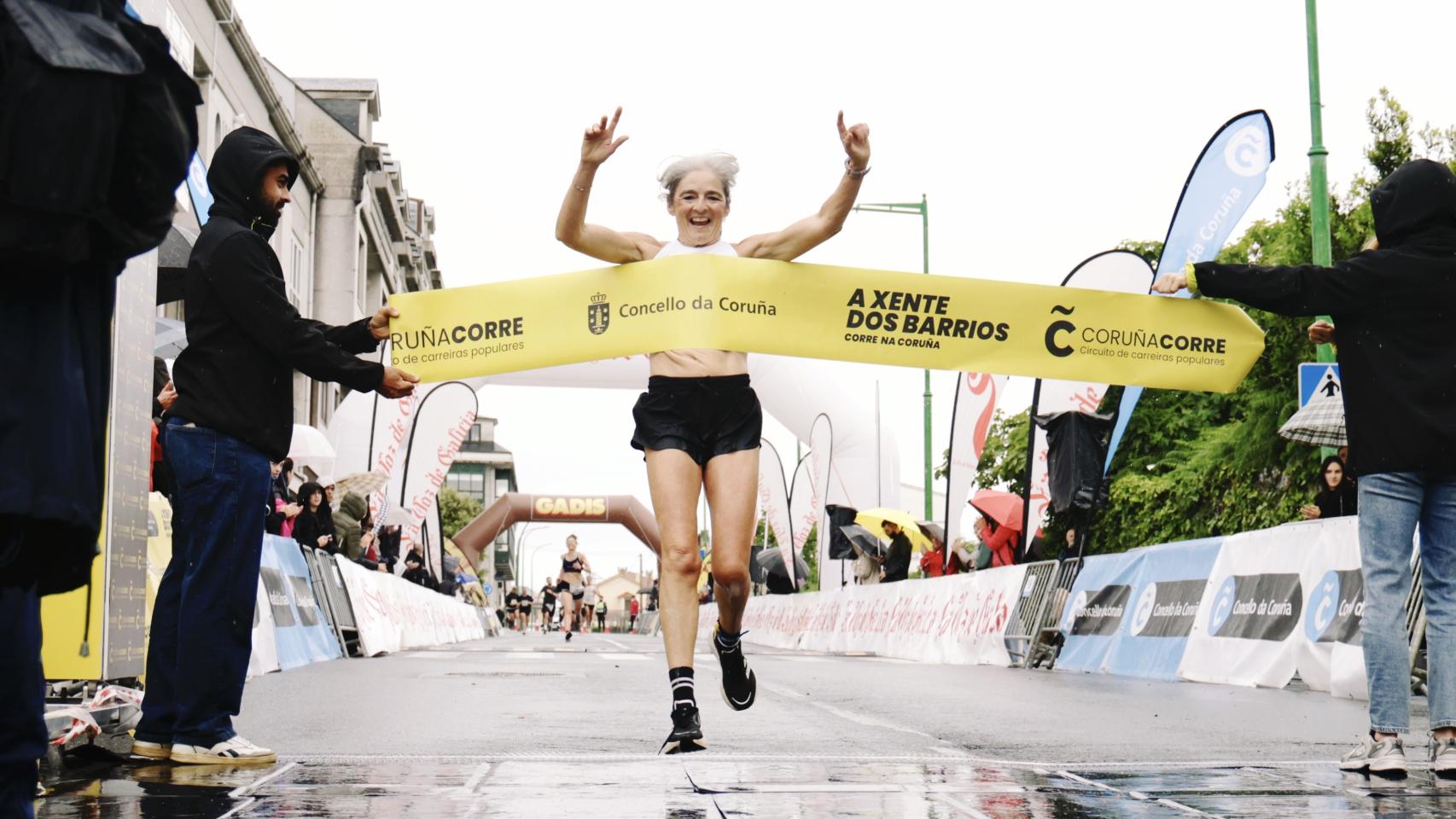 Inés Papín cruza la línea de meta tras proclamarse ganadora de la XVII Baixada Popular de San Pedro de Visma, en A Coruña
