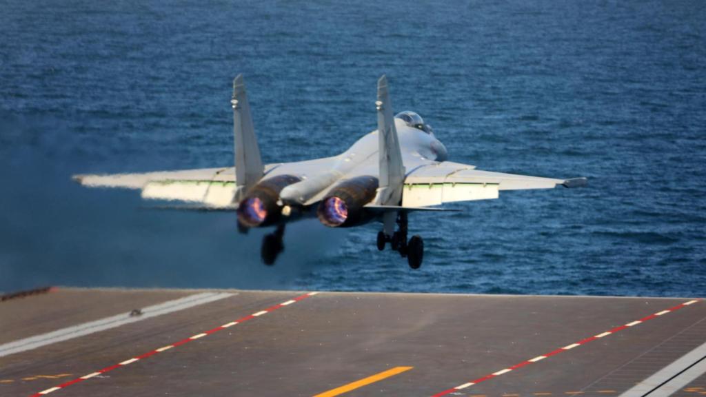 Un caza Shangjiang J-15 despega del portaaviones chino Fujian.