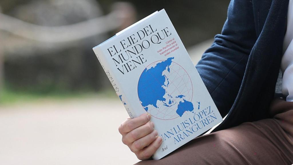 Portada del libro El eje del mundo que viene, de Juan Luis López Aranguren.