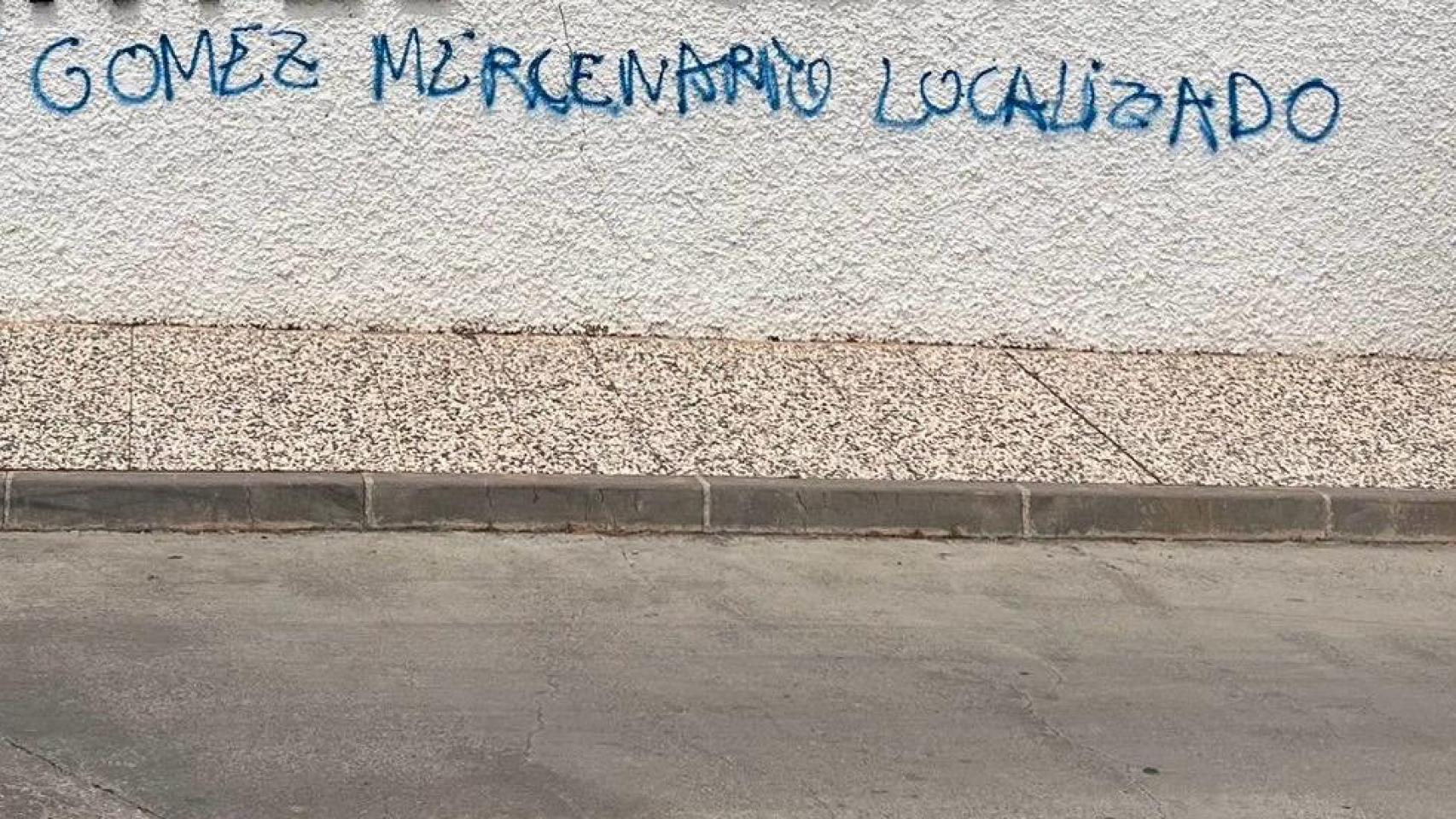 Pintadas frente a la casa del jugador, en Zaragoza.