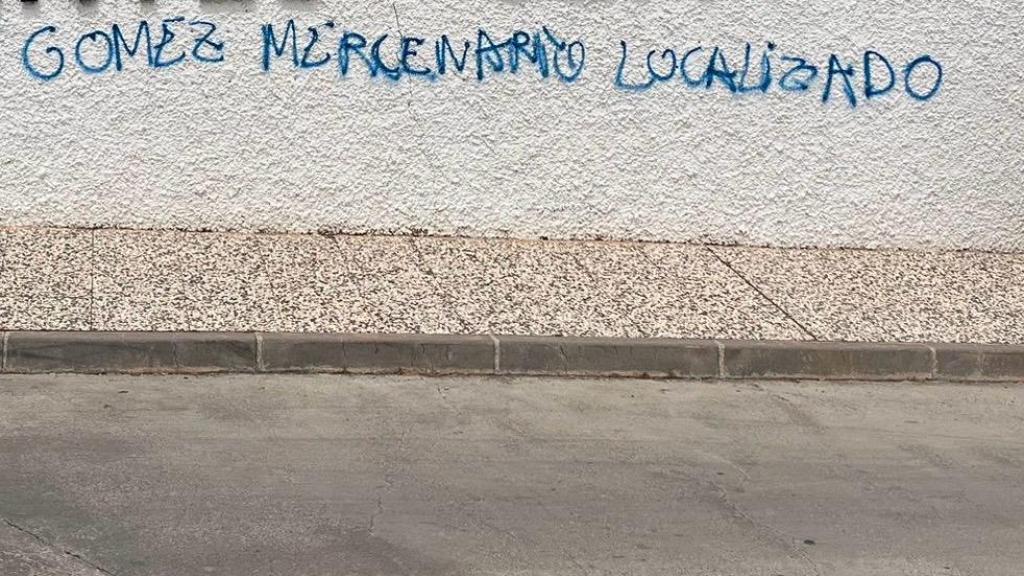 Pintadas frente a la casa del jugador, en Zaragoza.