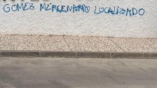 Pintadas frente a la casa del jugador, en Zaragoza.