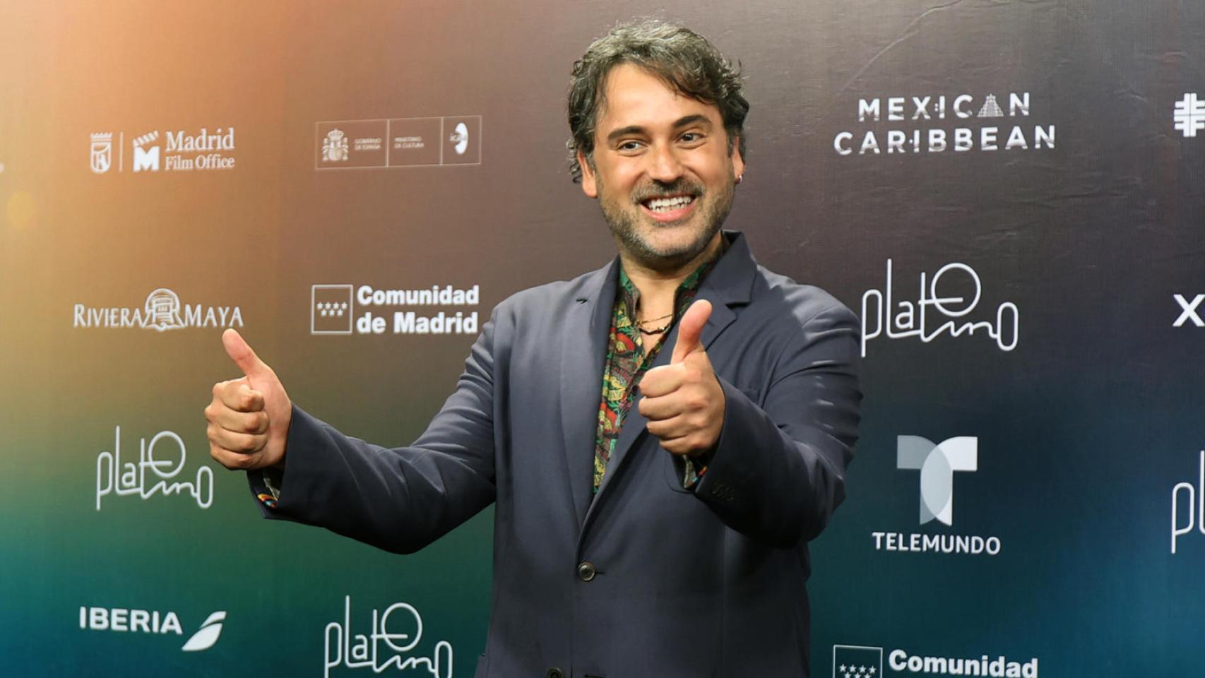 El productor chileno Giancarlo Nasi posa en la alfombra roja de los Platino.