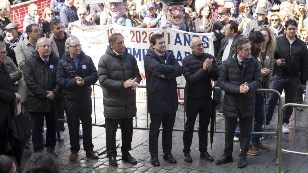 Concentración en defensa de las conexiones ferroviarias de Salamanca La Plataforma ‘Por un tren de futuro para Salamanca’ convoca una manifestación en defensa de las conexiones ferroviarias de la provincia. Asisten, entre otros, el presidente de la Junta, Alfonso Fernández Mañueco, junto a miembros de la Corporación Municipal