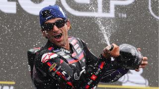 Jorge Martín descorcha el champán para celebrar su victoria en el Gran Premio de Francia, en Le Mans,