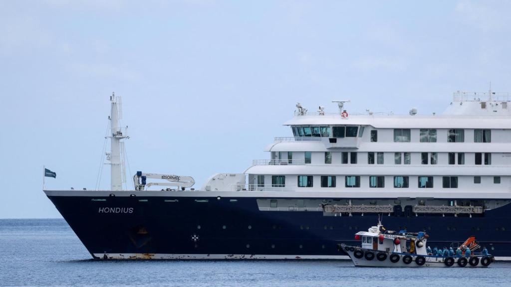 El MV Hondius atracó este domingo en el puerto de Granadilla (Tenerife).