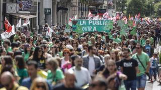 Decenas de personas se manifiestan en defensa de la educación pública. Rober Solsona / EP