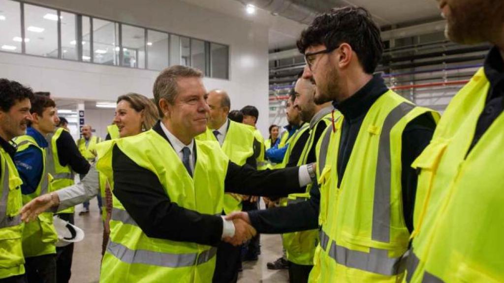 El presidente de Castilla-La Mancha, Emiliano García-Page, visita las instalaciones de la empresa Sumitomo en Cuenca.