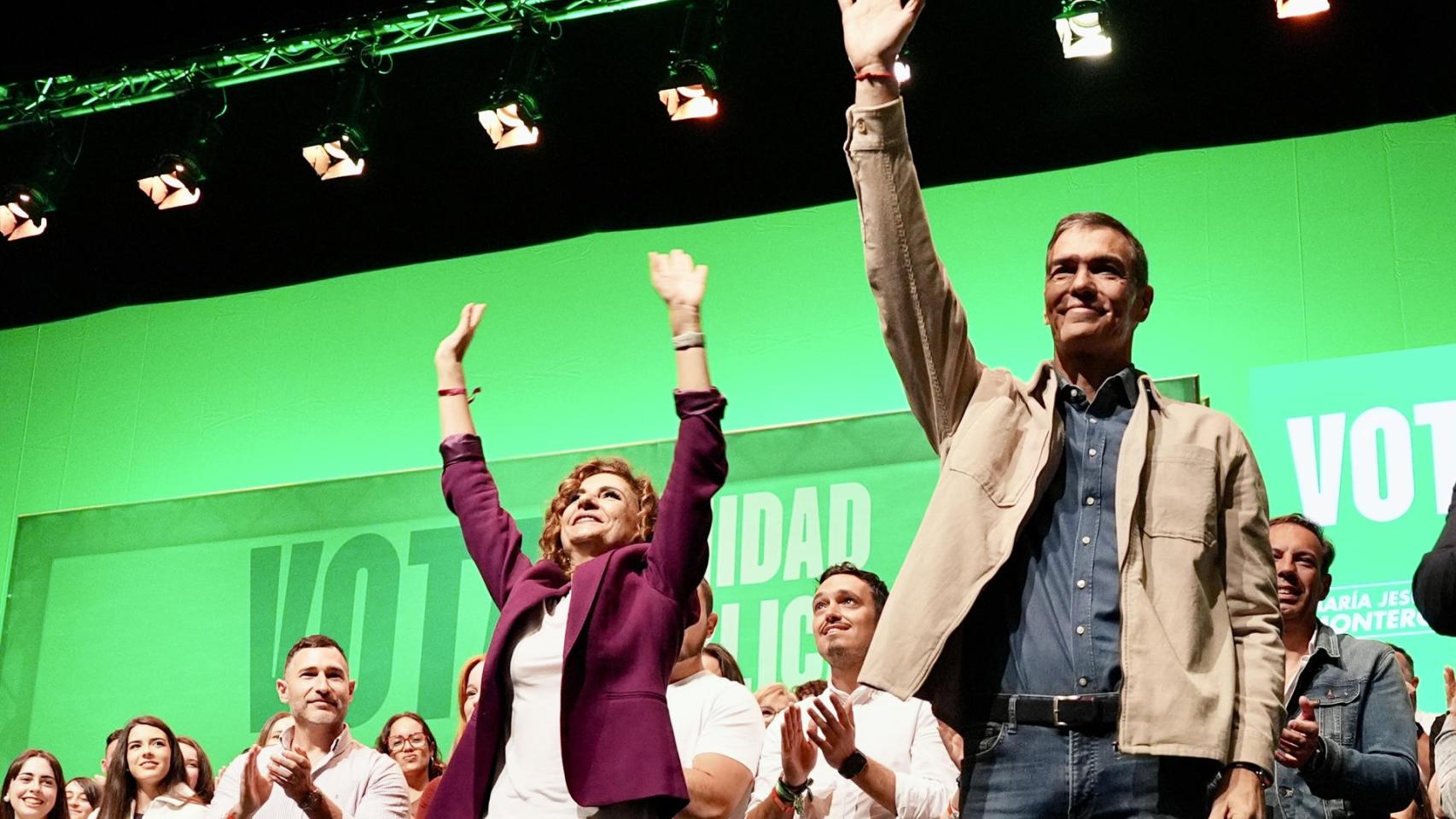  María Jesús Montero y Pedro Sánchez este domingo durante un acto celebrado en el Campo de Gibraltar. 